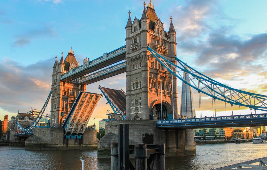 Unwsere Presseverteiler für Großbritannien. Das Bild zeigt die Tower Bridge in London.